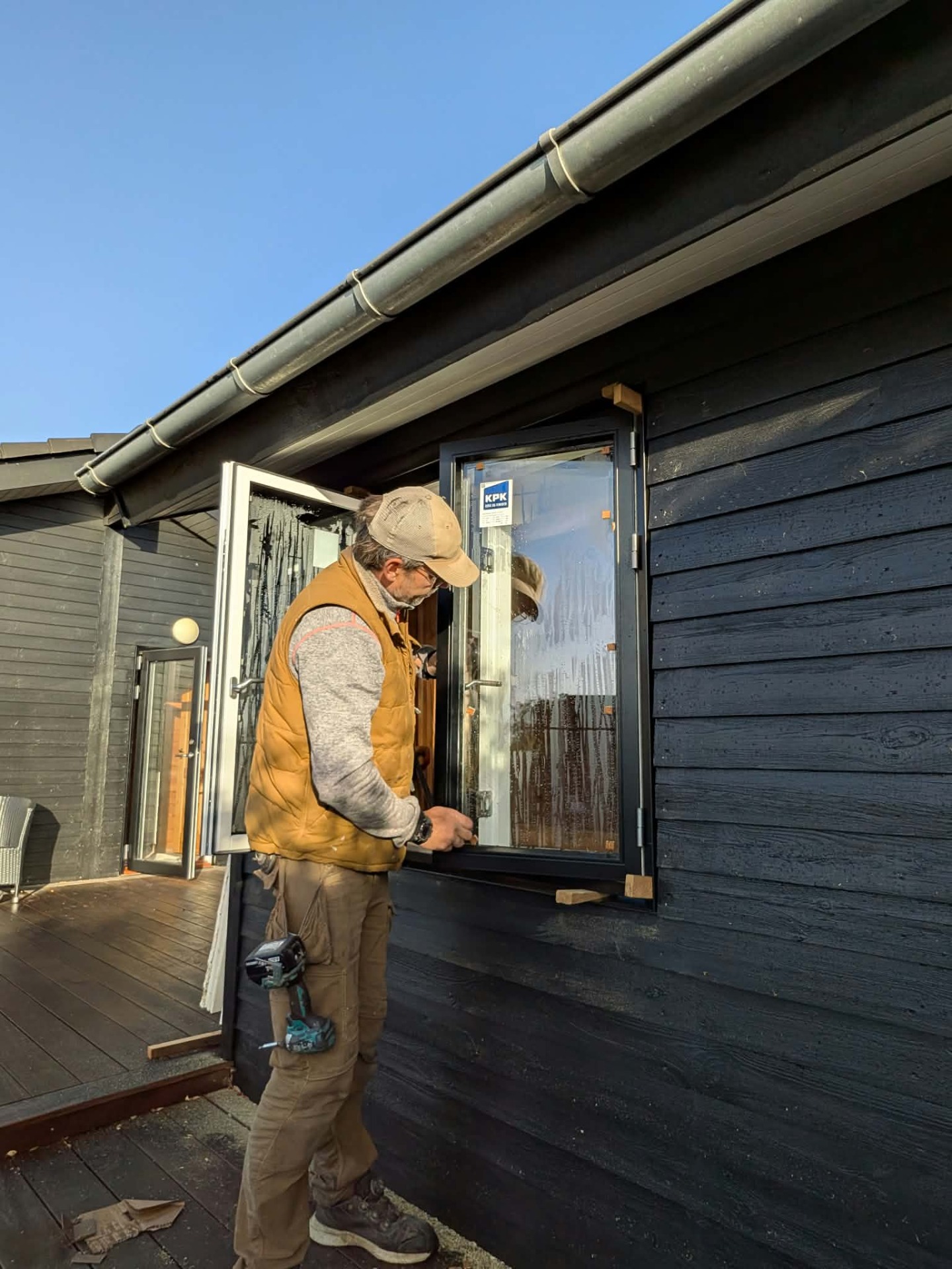 PA-Byg monterer vinduer i hus