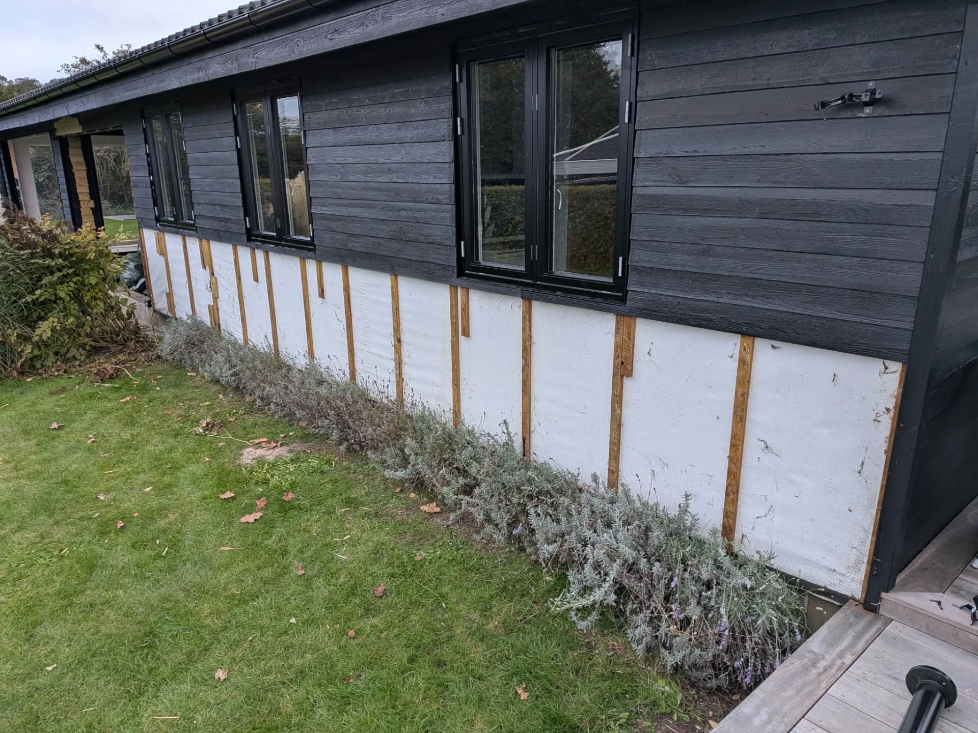 Bygning med halvdelen af træfacaden lavet